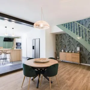 Vignette Rénovation du sejour avec escalier bois et papier peint ,par Madame B, Architecte d'intérieur, Ventabren