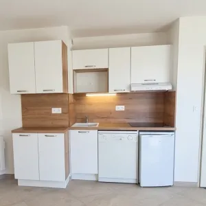 Vignette Cuisine contemporaine aux lignes épurées, associant bois et teintes claires.