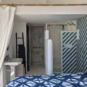 Vignette La douche ouverte sur la chambre