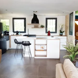 Vignette Rénovation pièce de vie, cuisine, salon, salle à manger, entrée, arrière cuisine et cuisine d'été, villa Garéoult Var