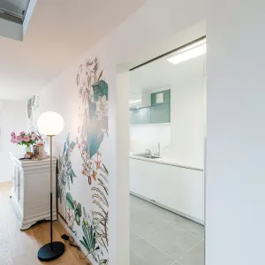 Vignette Vue sur le papier peint panoramique du séjour qui se lie à la couleur de la cuisine, par CREA DECO, Décoratrice UFDI à Honfleur