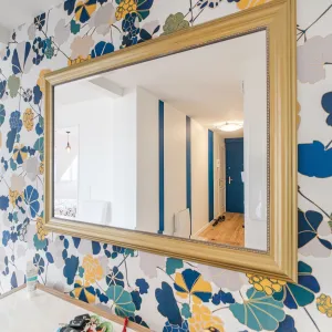Vignette Vue sur le papier peint de l'entrée et le miroir dans lequel se reflète l'entrée, par CREA DECO, Décoratrice UFDI à Honfleur