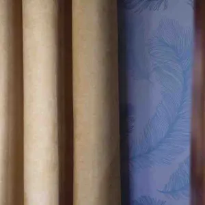 Vignette Détails rideau jaune moutarde, papier peint bleu