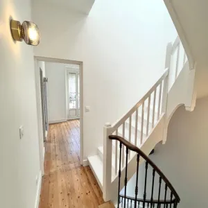 Vignette montée d'escalier