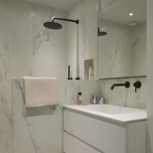 Vignette la salle de bain à la robinetterie noire mat