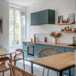 Vignette Cuisine linéaire bleu paon et plan de travail stratifié bois