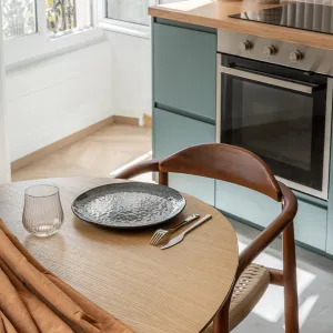 Vignette Vue table de cuisine ovale en bois massif et chaise en acacia