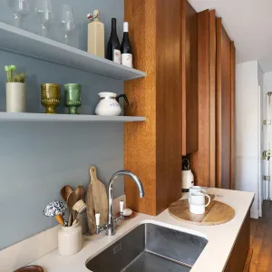 Vignette Cuisine sur mesure bois massif et bleu acidulé