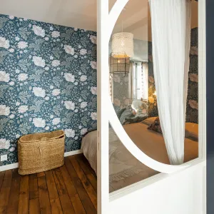 Vignette chambre ambiance campagne chic et sa verriere bois sur mesure