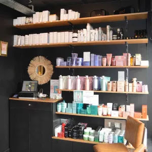 Vignette espace vente du salon de coiffure au cap ferret