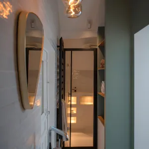 Vignette Vue sur la douche et ses niches encastrées avec led • Photo : @sabine_serrad