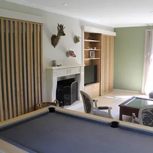 Vignette Création de bibliothèque et portes coulissantes en bois et verre sur mesure