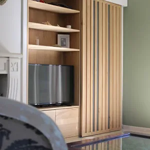 Vignette Création d'une bibliothèque TV intégrant une cave à vin sur mesure en bois et verre