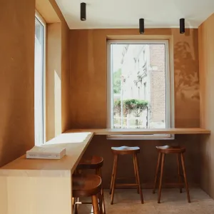 Vignette Restaurant murs argile et bar bois