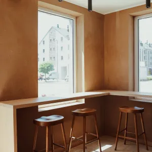 Vignette Restaurant murs argile et bar bois